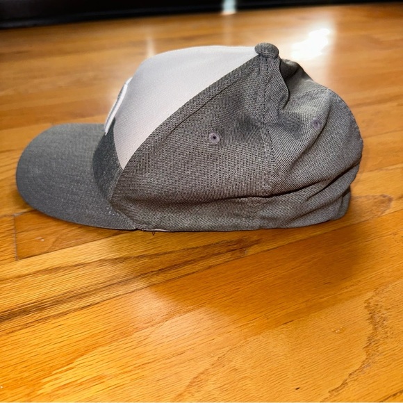 Travis Mathew Hat Yupoong Flex Fit Gray White Golf Cap Embroidered Logo L/XL - Picture 5 of 7